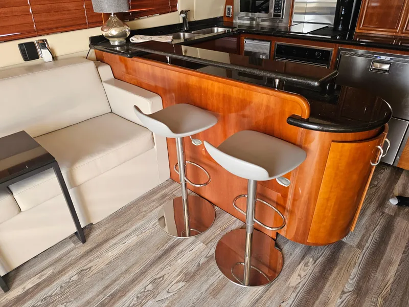 Slide: The Image of Carver 560 Voyager 2005 - 33