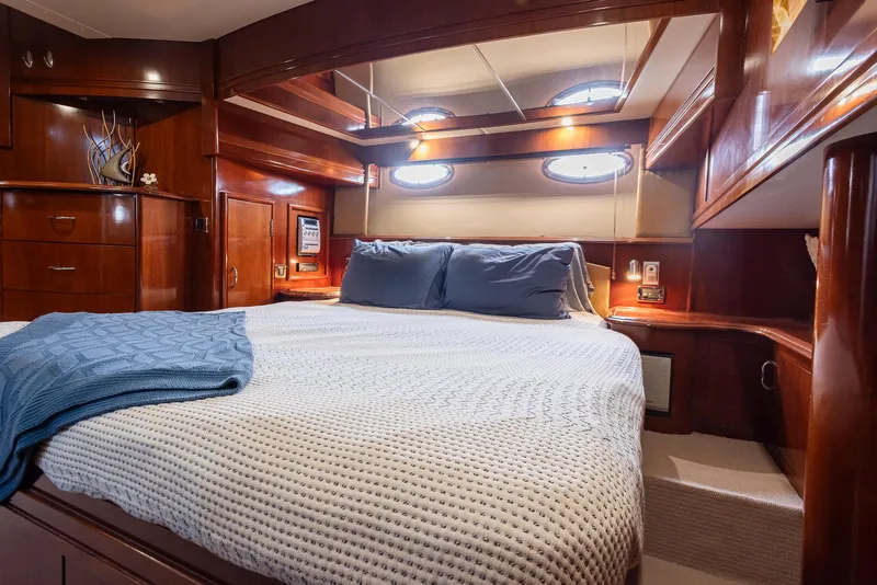 Slide: The Image of Carver 560 Voyager 2005 - 50