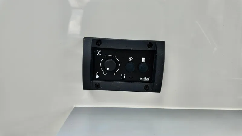 Slide: The Image of Control panel on 2025 Bayliner TROPHY 25 EXPLORER boat dashboard. - 6