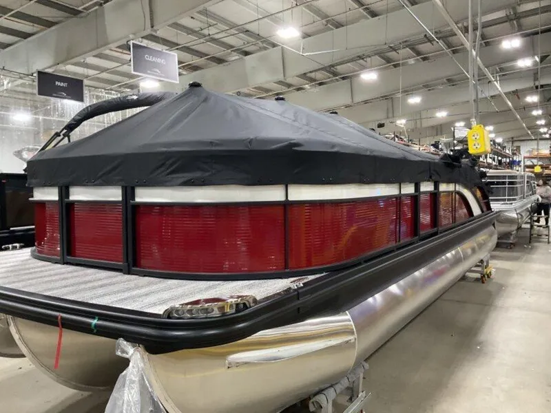Slide: The Image of 2025 Bennington 24 SXSB pontoon boat with cover in a showroom. - 15