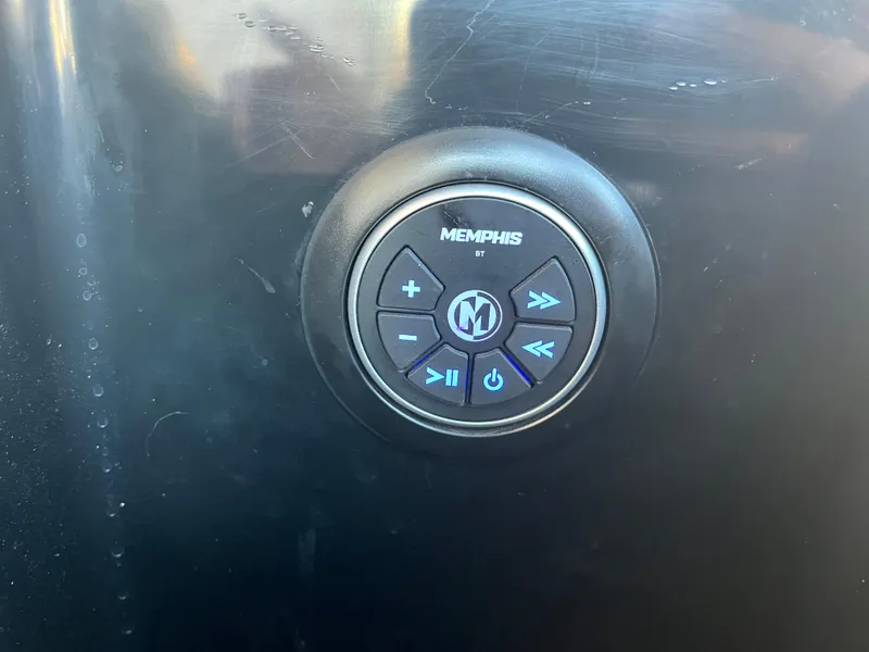 Slide: The Image of Control panel on 2018 Yamaha WaveRunner FX Cruiser SVHO with Memphis audio system. - 33