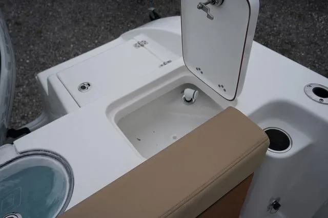 Slide: The Image of Sea Pro 240 DLX 2025 - 26