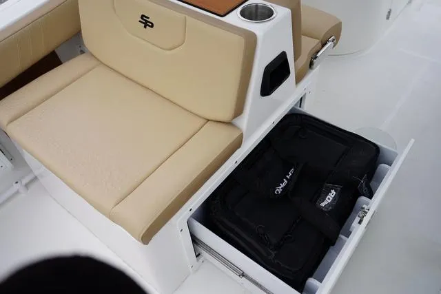 Slide: The Image of Sea Pro 240 DLX 2025 - 30