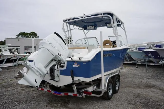 Slide: The Image of Sea Pro 240 DLX 2025 - 4