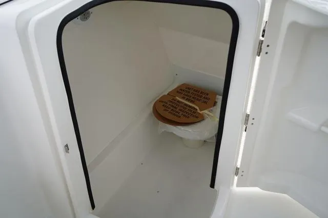 Slide: The Image of Sea Pro 240 DLX 2025 - 6