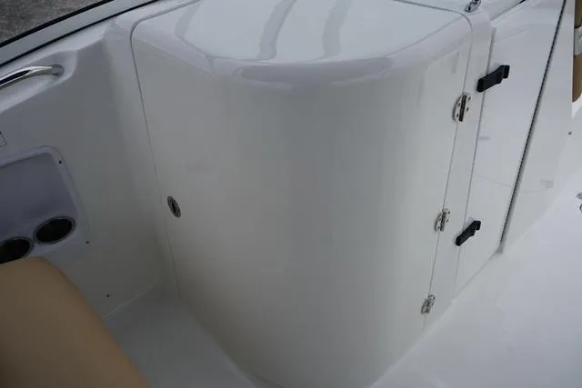 Slide: The Image of Sea Pro 240 DLX 2025 - 8