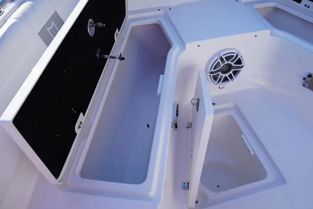 Slide: The Image of Sea Fox 328 Commander 2025 - 10