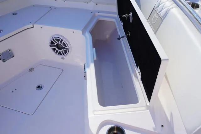 Slide: The Image of Sea Fox 328 Commander 2025 - 11