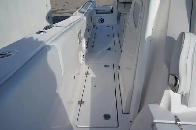 Slide: The Image of Sea Fox 328 Commander 2025 - 13