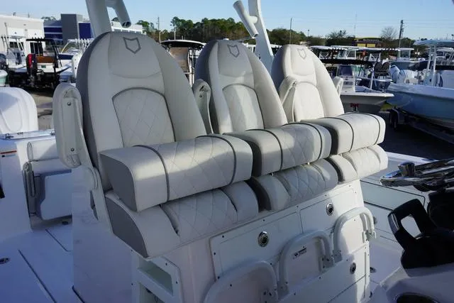 Slide: The Image of Sea Fox 328 Commander 2025 - 14