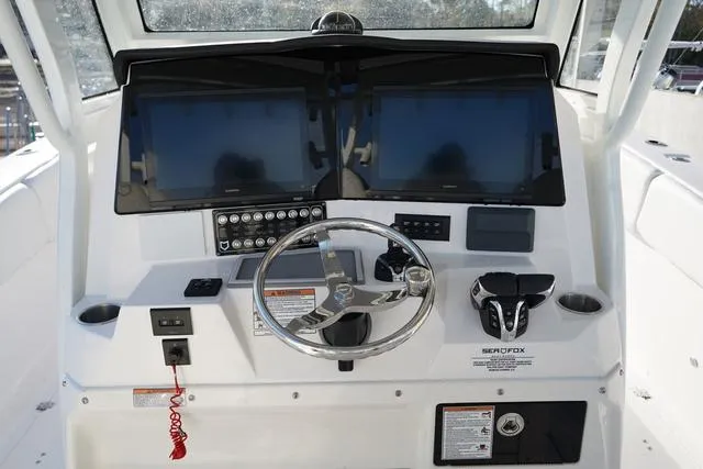 Slide: The Image of Sea Fox 328 Commander 2025 - 15