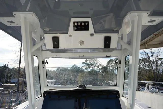 Slide: The Image of Sea Fox 328 Commander 2025 - 16