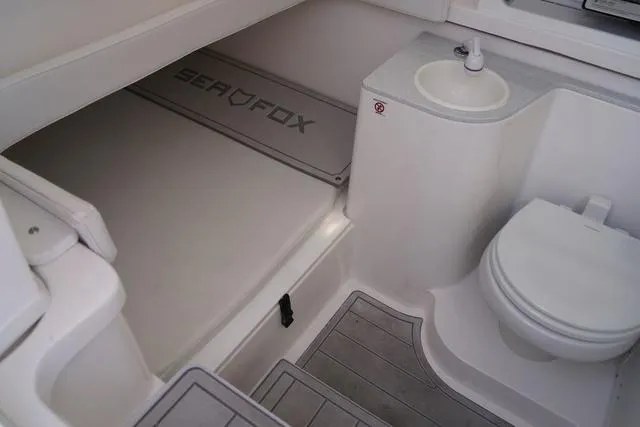 Slide: The Image of Sea Fox 328 Commander 2025 - 17