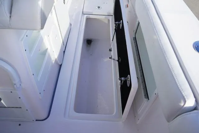 Slide: The Image of Sea Fox 328 Commander 2025 - 18