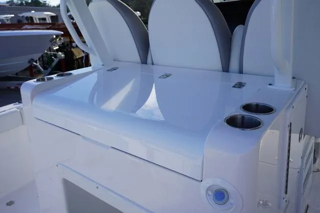 Slide: The Image of Sea Fox 328 Commander 2025 - 20