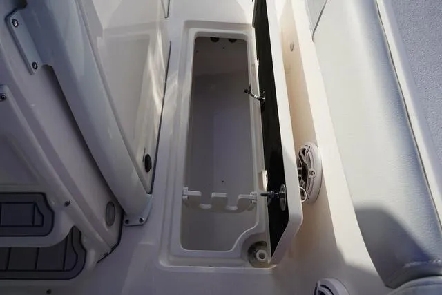 Slide: The Image of Sea Fox 328 Commander 2025 - 22