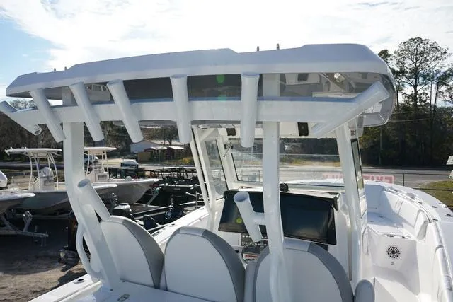 Slide: The Image of Sea Fox 328 Commander 2025 - 25