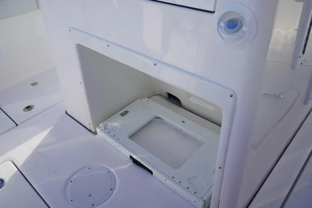 Slide: The Image of Sea Fox 328 Commander 2025 - 27