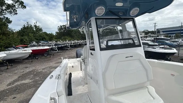 Slide: The Image of Sea Pro 262 CC 2025 - 28