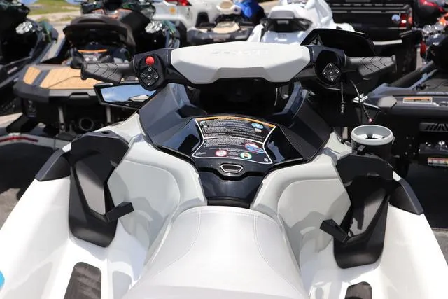 Slide: The Image of Sea-Doo FishPro Sport 170 2025 - 16