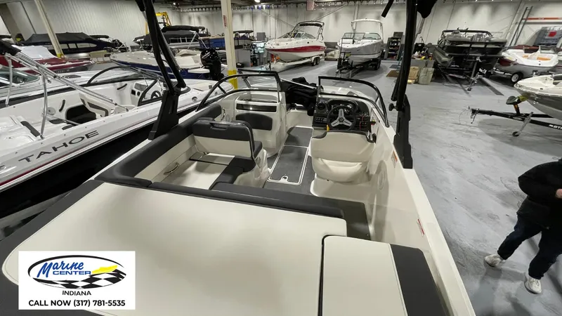 Slide: The Image of Bayliner VR5 2022 - 14