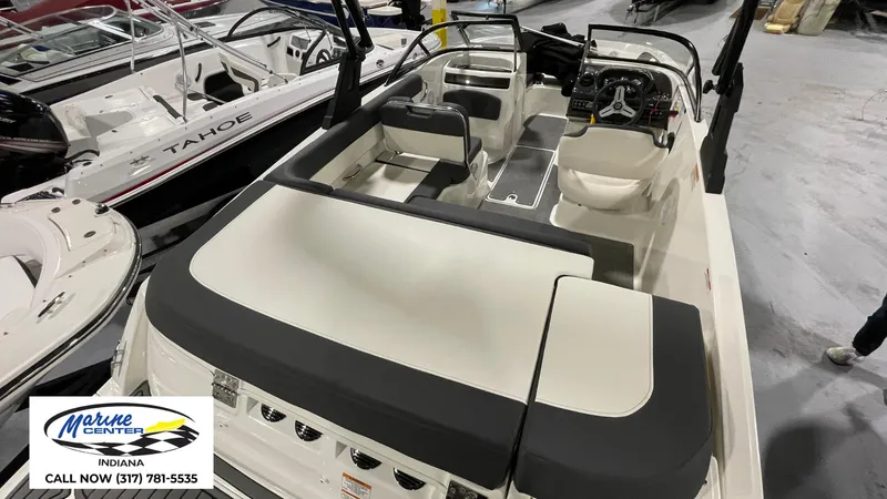 Slide: The Image of Bayliner VR5 2022 - 15