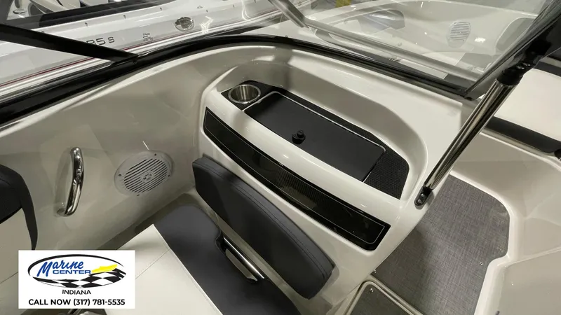 Slide: The Image of Bayliner VR5 2022 - 16