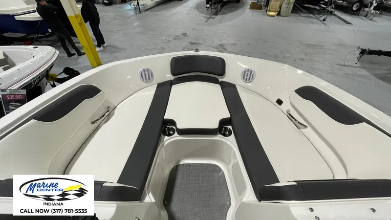 Slide: The Image of Bayliner VR5 2022 - 4