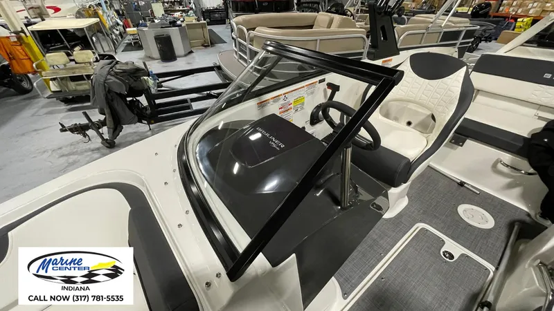 Slide: The Image of Bayliner VR5 2022 - 5