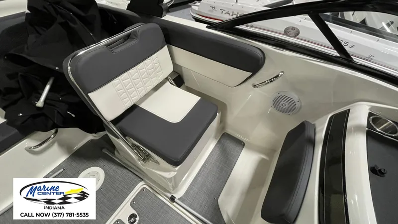 Slide: The Image of Bayliner VR5 2022 - 6