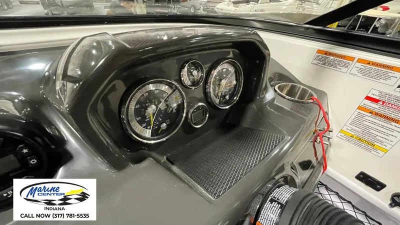 Slide: The Image of Bayliner VR5 2022 - 7