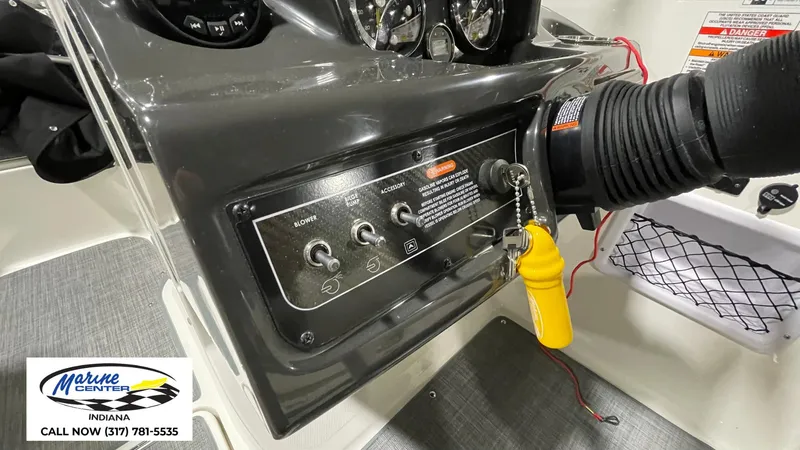 Slide: The Image of Bayliner VR5 2022 - 8