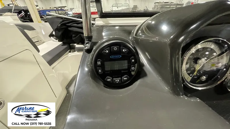 Slide: The Image of Bayliner VR5 2022 - 9