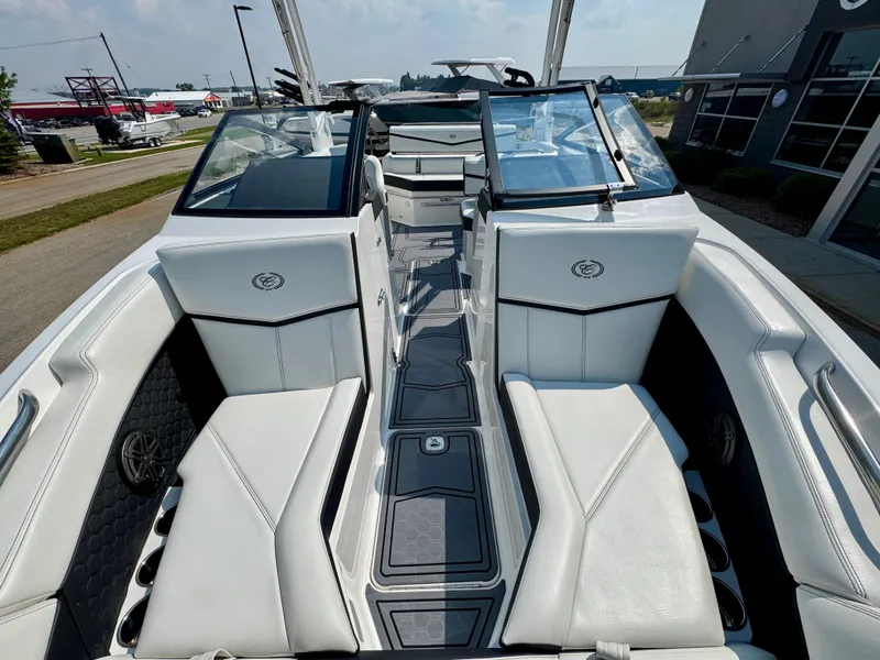 Slide: The Image of Cobalt R4 Surf 2025 - 10