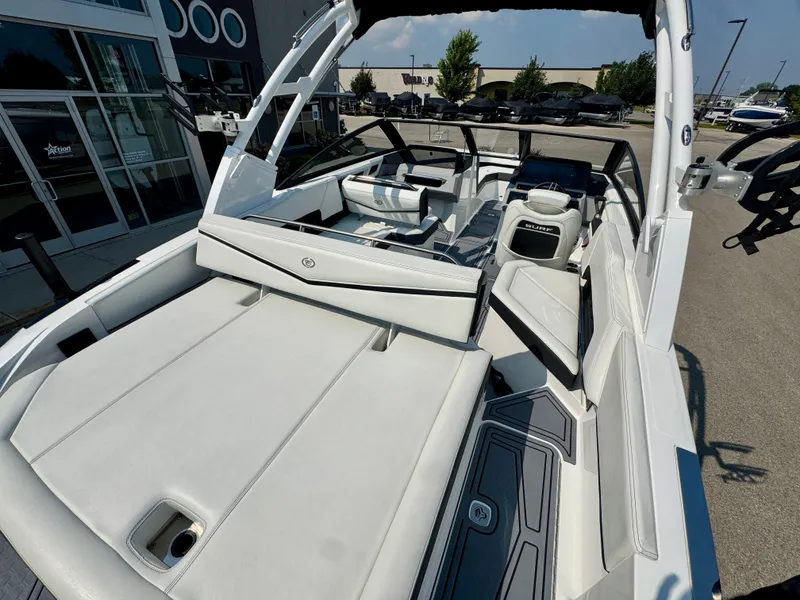 Slide: The Image of Cobalt R4 Surf 2025 - 15