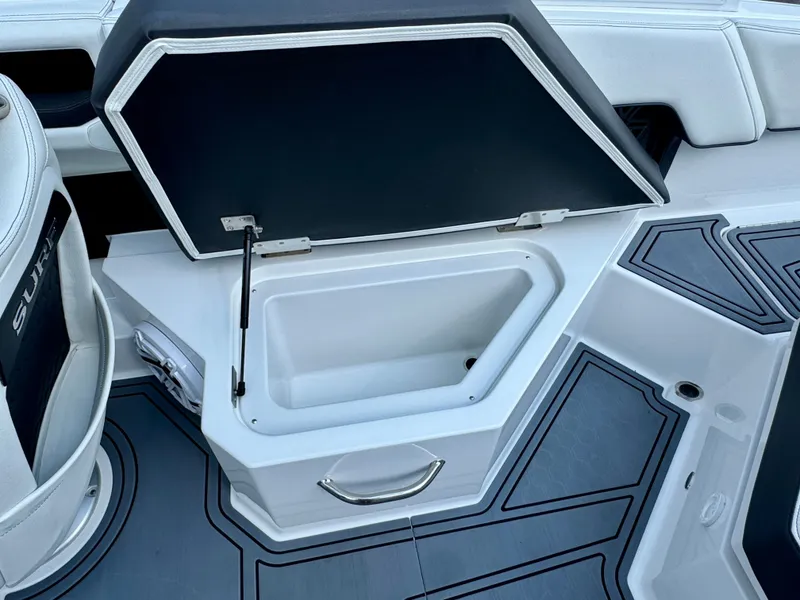 Slide: The Image of Cobalt R4 Surf 2025 - 18