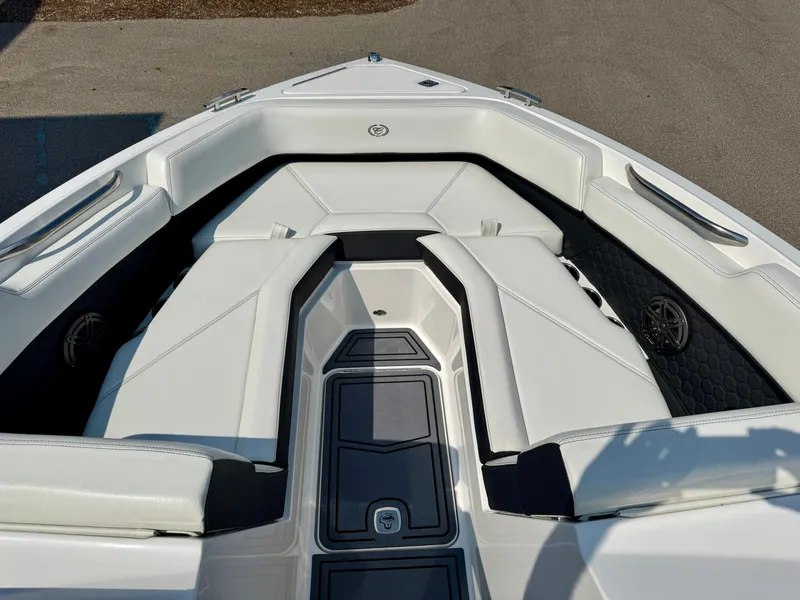 Slide: The Image of Cobalt R4 Surf 2025 - 9