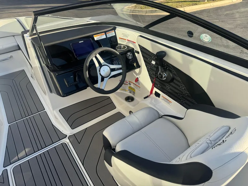 Slide: The Image of Sea Ray SPX 210 2024 - 10