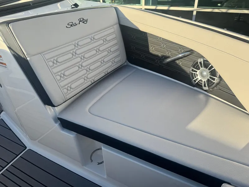 Slide: The Image of Sea Ray SPX 210 2024 - 11