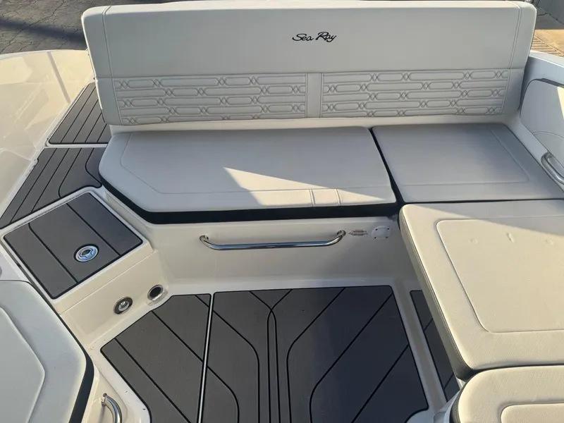 Slide: The Image of Sea Ray SPX 210 2024 - 12