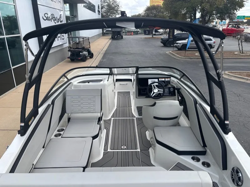 Slide: The Image of Sea Ray SPX 210 2024 - 18