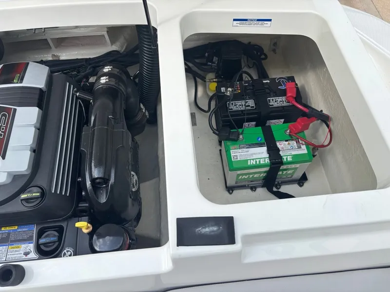 Slide: The Image of Sea Ray SPX 210 2024 - 22