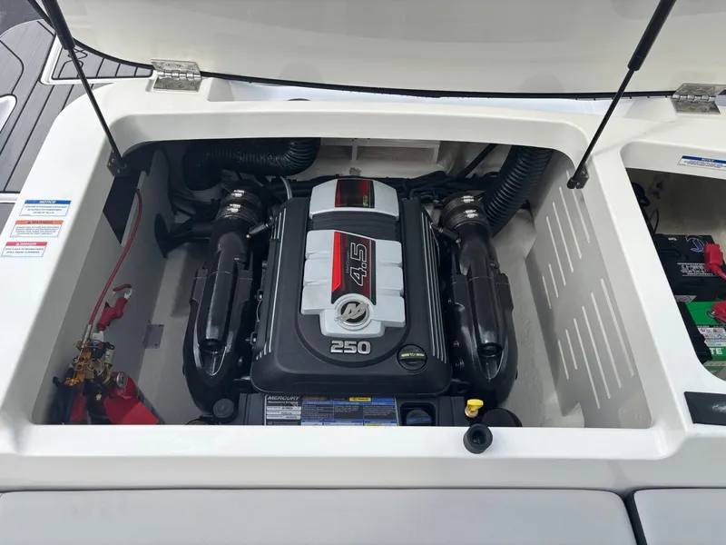 Slide: The Image of Sea Ray SPX 210 2024 - 23