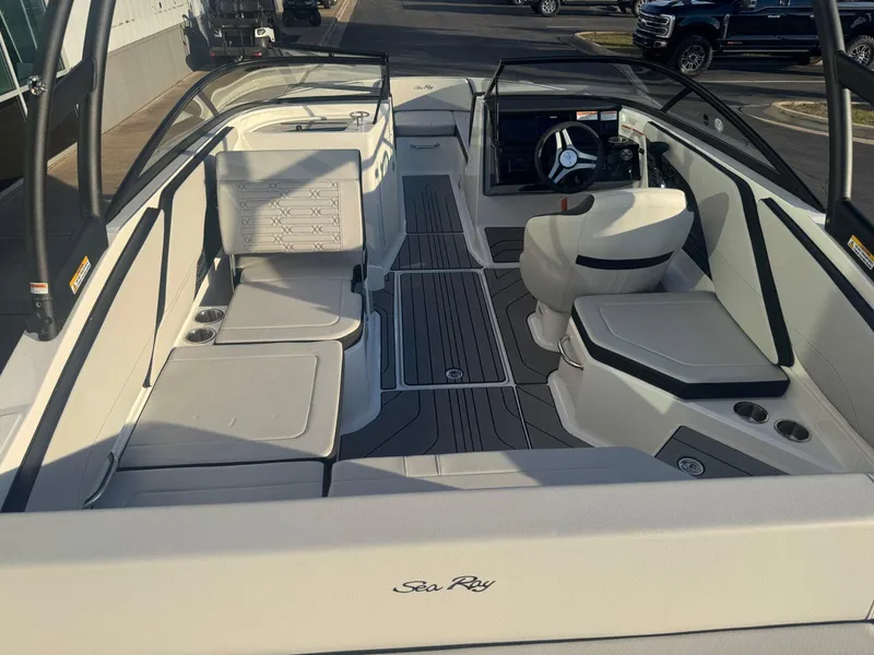 Slide: The Image of Sea Ray SPX 210 2024 - 5