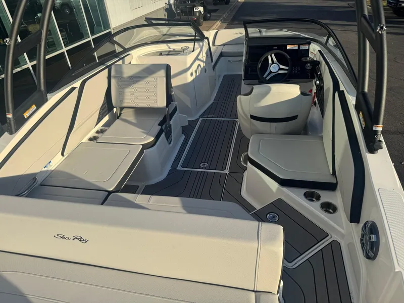 Slide: The Image of Sea Ray SPX 210 2024 - 7