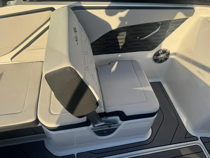 Slide: The Image of Sea Ray SPX 210 2024 - 9