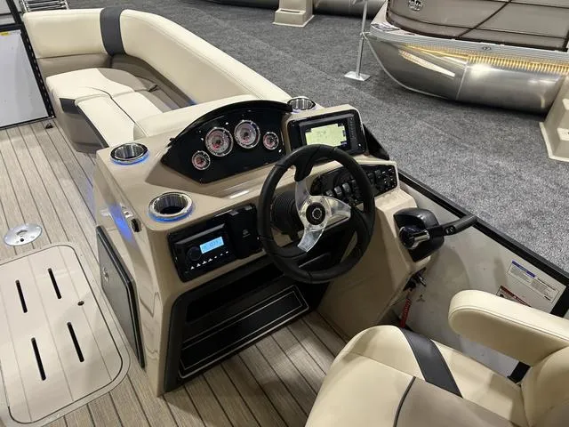 Slide: The Image of SunCatcher Select Series 322RC W/Yamaha 150 2025 - 5