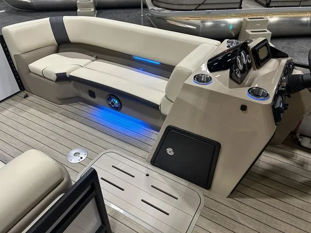 Slide: The Image of SunCatcher Select Series 322RC W/Yamaha 150 2025 - 7