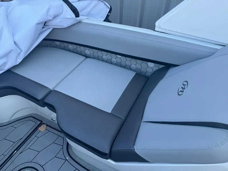Slide: The Image of 2024 Manitou 27 XT RFXW boat seat with gray upholstery and hexagonal pattern. - 14