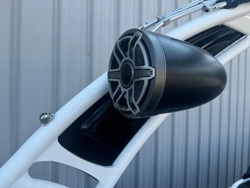 Slide: The Image of 2024 Manitou 27 XT RFXW boat speaker on white frame. - 16